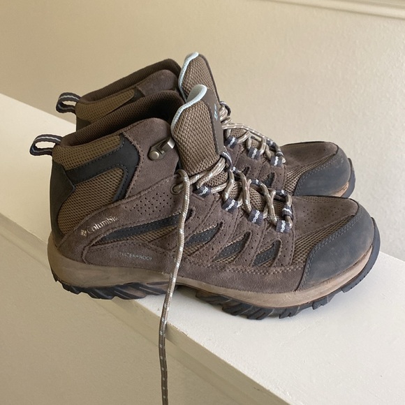 Size 8 Columbia hiking boots - Picture 3 of 3